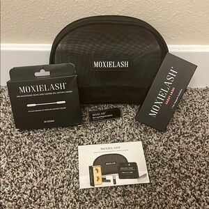 MoxieLash Eyelash Kit with Black Case